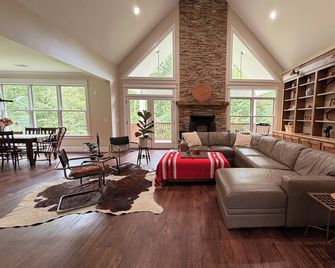 Kingdom Oaks Rest and Retreat Main house - Winnsboro - Lounge