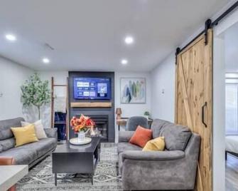 Private | King Bed | Fireplace | Pets | Therma Spa | Wifi | No Steps Inside - Whitby - Living room
