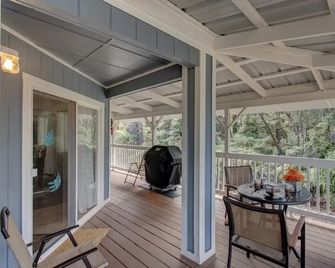 Ferns & Frogs Forest Hale 3 Bedroom Home by RedAwning - Mountain View - Balcony