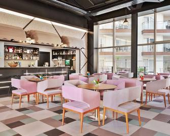 Ramada Hotel & Suites by Wyndham Kusadasi - Soğucak - Bar