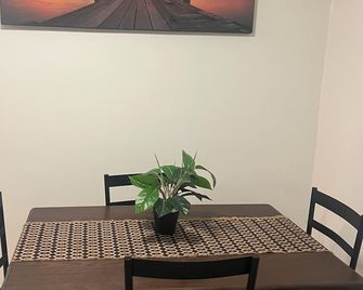 La parguera 3 bed 1 bath 1 min walk from el 'Poblado' restaurant, bars - Lajas - Dining room