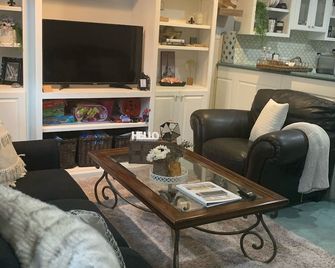 Comfortable, Cozy, & Private Basement Suite Near Stone Mtn & Downtown Lilburn - Lilburn - Living room