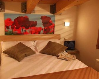 伊拉里奧套房酒店 - 瑞吉歐 - 臥室