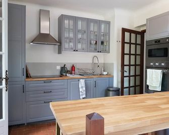 Vacation Home “Rives du Tarn” with Private Terrace and Air Conditioning - Peyreleau - Кухня