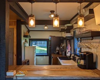 Fuller View Cabin - A Mountain Cabin overlooking Sweet Home Alabama! - Cullman - Front desk