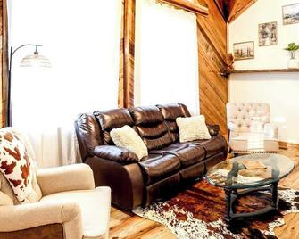 Starfire Cabin Home (Historic Sweetwater Retreat) - Sweetwater - Obývací pokoj