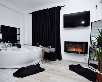 Lux: Jacuzzi Pat Rotund Semineu Oglinda pe Tavan - Craiova