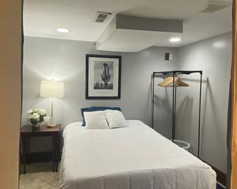 The Cantina Studio w/ luxury bathroom - Hamilton - Bedroom