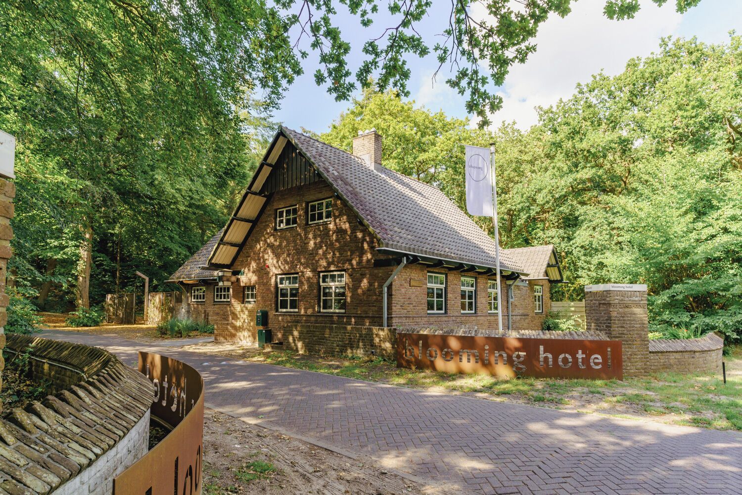 بلومينج هوتل