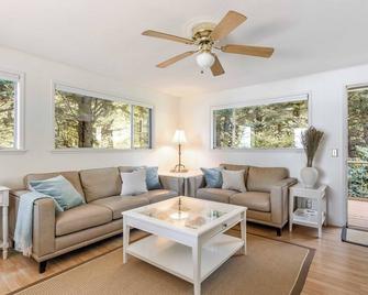 Eagles Watch by AvantStay Large Deck w Views - Coupeville - Living room