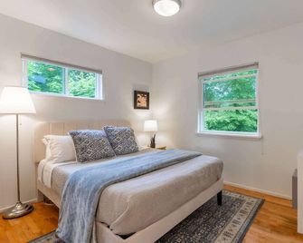 Serene Pet-friendly Home 1 Mile from Bellevue DT - Bellevue - Yatak Odası