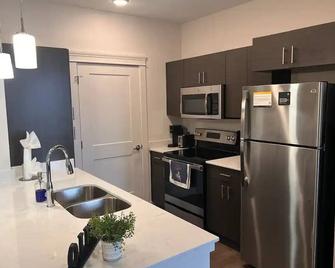 Hoosier Hospitality: Chic Getaway 1 Br w/ Parking - Indianapolis - Kitchen