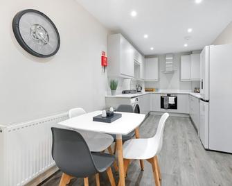 06 - Crown Place 2 Bedroom Luxury Apartment - Shepperton - Restaurant
