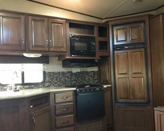 Psu Tailgate Rv At Beaver Stadium - University Park - Кухня