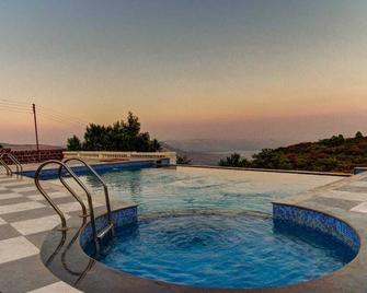 Royal Resort - Panchgani - Pool