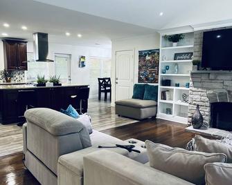 Oasis in South Fulton; pool, hot tub, games! Near Six Flags, shopping and more! - College Park - Stue