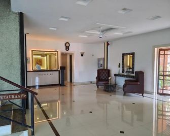 The Pagoda Hotel - Chiplūn - Lobby