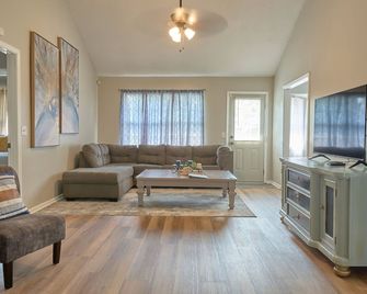 Spacious Home w/ Coffee Bar & GameRoom near Ft. Stewart & Savannah - Hinesville - Huiskamer