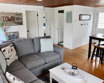 A Gem in Ptown, walk to dog friendly beach - Provincetown - Living room