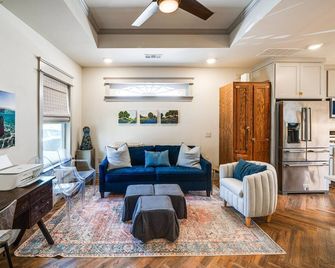 Walkable Dallas Bungalow 4 Mi to Downtown - Dallas - Stue