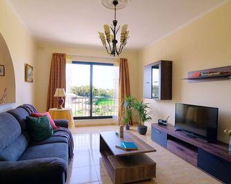 Charming Getaway with Views in Marsascala - Marsaskala - Wohnzimmer