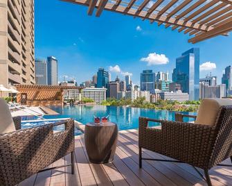 ديسكفري بريميا - مدينة ماكاتى - حوض السباحة