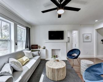 New Home in MidTown- Sleeps 11 For Rent in Atlanta - Atlanta - Living room
