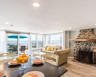 Sun and fun on the beach!! - Fairfield - Living room