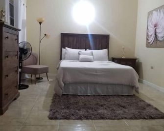 Beautiful 3 bedroom Townhouse- 1.2km Town Center - Mandeville - Habitación