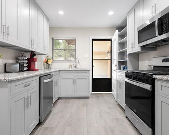 Funky Fiesta Flat-All King Beds-Mins to DT Dallas - Dallas - Kitchen