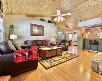 The Prancing Pony | Hot Tub & Quiet Location! - Heber-Overgaard - Living room
