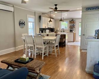 Cozy Cottage - quaint and comfy - 5 blocks to the beach, 1 block to Mason Ave. - Cape Charles - Dining room