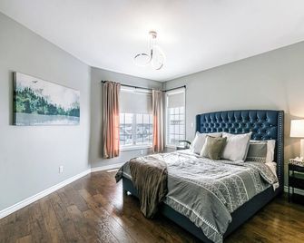 Luxurious & Cosy Hill Top House with Hot Tub & Best Views of Sunset and City - Sudbury - Bedroom