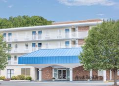 Howard Johnson by Wyndham Staunton - Staunton - Κτίριο