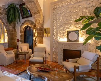 Hotel La Torre del Canonigo - Small Luxury Hotels - Ibiza - Oleskelutila