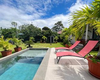 Tahiti - Fare Matavai Hoe - Tohautu - Pool