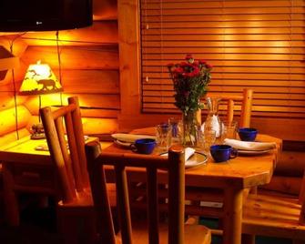 Perfect Nature's Escape! Three Comfortable Cottages, Close to Attractions - Moran - Dining room