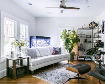 10 min to the Mercedes Benz stadium !\nBeautiful Grant Park Home near Beltline - Atlanta - Sala de estar