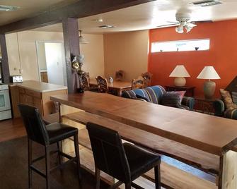 Cozy, pet friendly home in downtown Patagonia. - Patagonia - Dining room