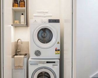 Mount Buller Chalet Easy 5 min Walk to Lifts Sleeps 12 - Mount Buller - Laundry facility