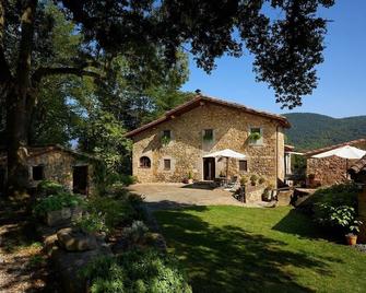 Catalan farmhouse from the 11th century, within the Natural Park. 10-1 - Sant Joan les Fonts - Edificio