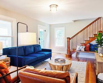 Charming 3-bedroom farmhouse in marvelous Greencastle near DePauw University - Greencastle - Living room