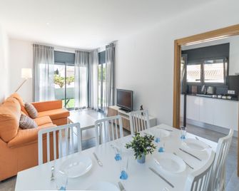 Modern villa with beautiful garden - l'Escala - Salle à manger