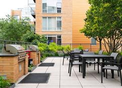 Bright Evanston 1BR w/ Pool & Gym, walk to Northwestern, by Blueground - Evanston - Restaurant