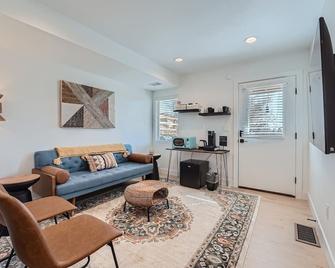 The Golden Spot Sleeps 2, Near Red Rocks - Golden - Living room