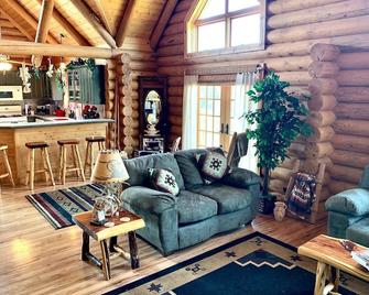 Cowboy Cabin in the Mountains - Quiet Getaway - Trinidad - Living room