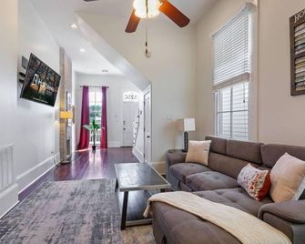 Spacious 2BR in Prime Garden District Location w Pool - New Orleans