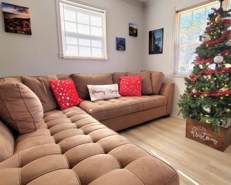 Private/Between PF & Knox/DOG friendly/creek/large yard - Seymour - Sala de estar