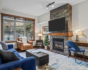 Poolside Welcoming Condo with Park Pass - Canmore - Wohnzimmer