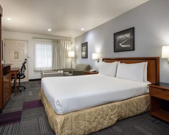 Atherton Park Inn and Suites - Redwood City - Bedroom